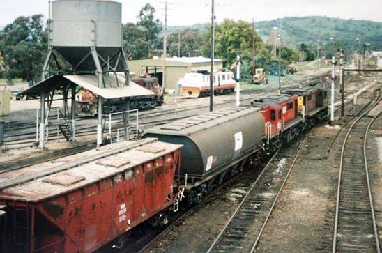 A train on a steel track

Description automatically generated