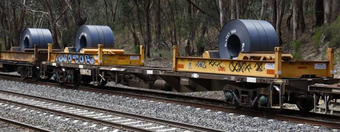 A train on a steel track

Description automatically generated